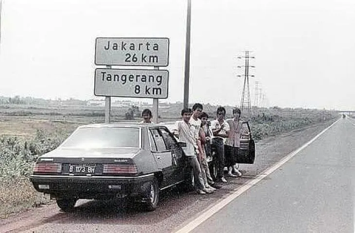 Salfok Mobil di Foto Pemuda Tahun 1980 Ini, Netizen: Anak Gaul Zaman Old