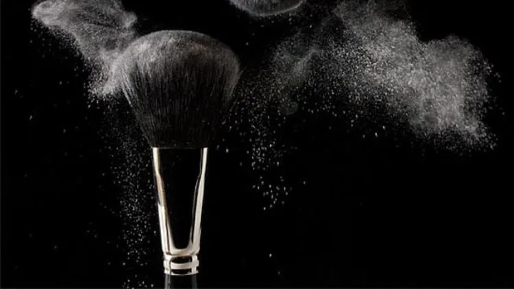 Viral, Ini Cara Mudah Bersihkan Noda Makeup di Baju Pakai Busa Pencukur