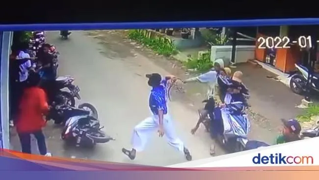 Viral Aksi Remaja Acungkan Celurit-Parang di Cirebon, Polisi Turun Tangan