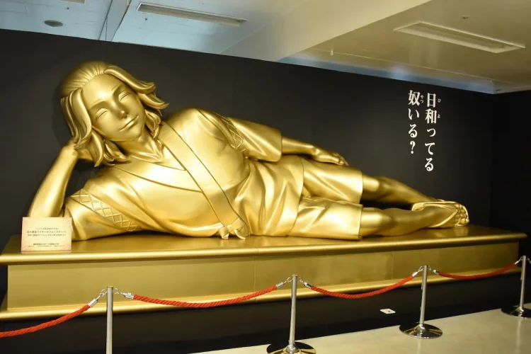 Tokyo Revengers Exhibition Tampilkan Patung Emas Raksasa Mikey Sambil Rebahan!