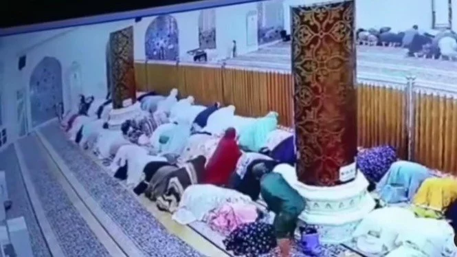 Viral Wanita Maling Tas saat Salat di Masjid