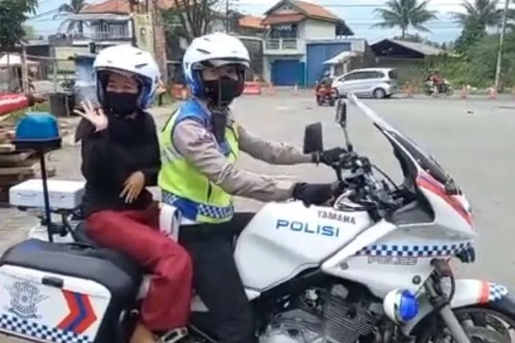 Viral, Seorang Ibu Muda Ngidam Naik Motor Patroli di Garut - Pikiran-Rakyat.com