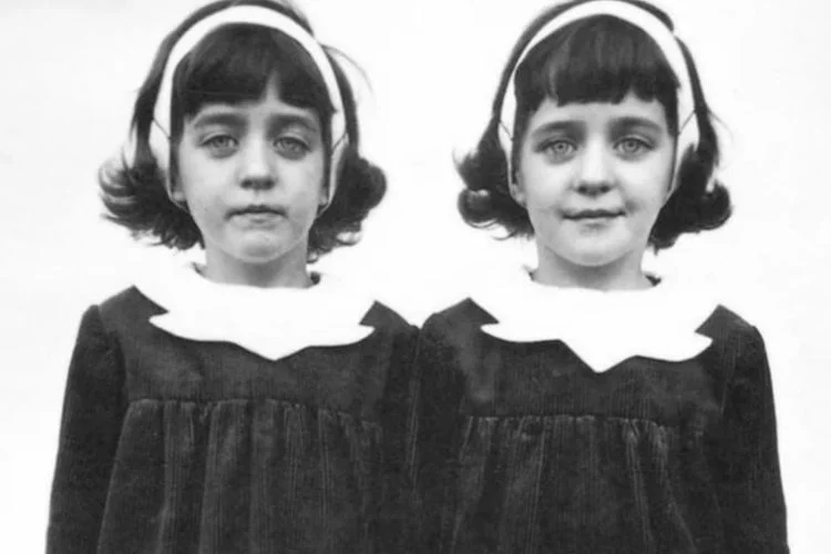 Misteri Kisah Reinkarnasi Gadis Kembar yang Tewas Dalam Kecelakaan