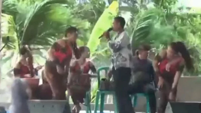 Viral Angin Badai Menerjang Rok Penyanyi di Panggung Hajatan