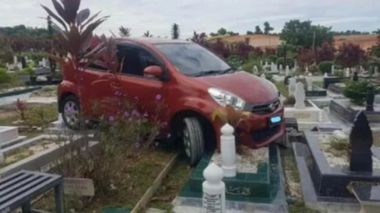 Cerita di Balik Foto Viral Mobil Masuk Area Pemakaman