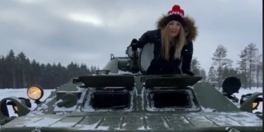 Viral Aksi Influencer Cantik Rusia Tunjukkan Cara Mengendarai Tank