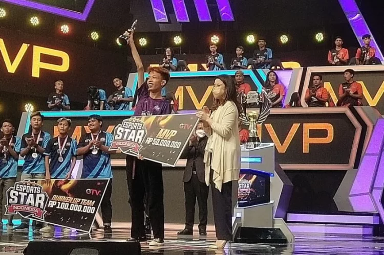 MVP Player Esport Star Indonesia 3 Serahkan Hadiah Rp50 Juta ke Orang Tua buat Naik Haji