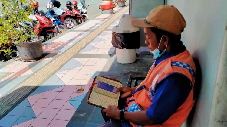 Kisah Juru Parkir di Klaten yang Hobi Baca Alquran saat Bekerja