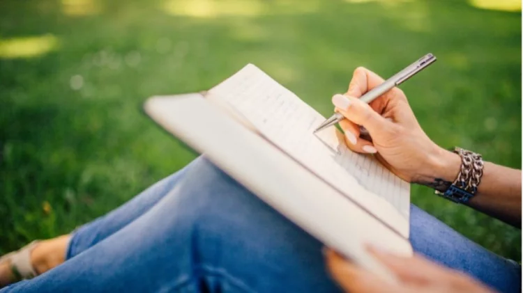 5 Manfaat Hobi Menulis yang Harus Kamu Tahu, Baik untuk Kesehatan Otak