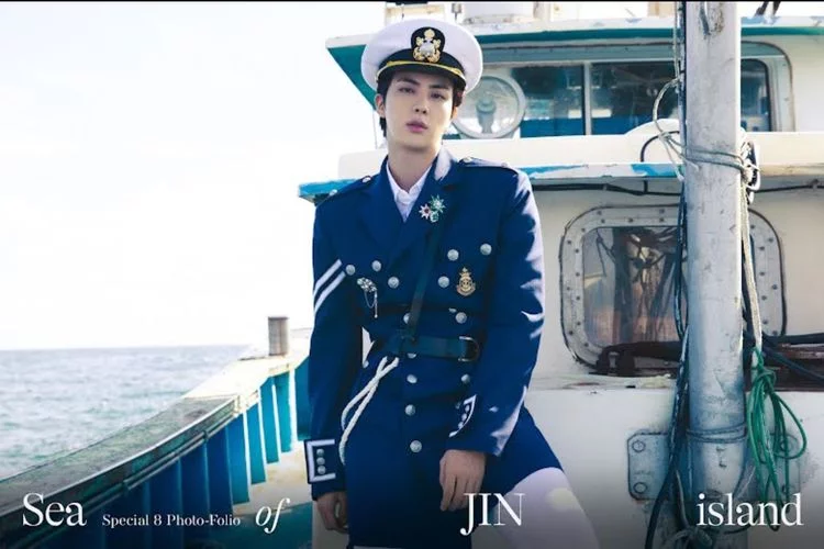 Hobi Memancing, Jin BTS Cosplay Jadi Kapten Kapal